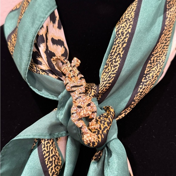 Elegant Green and animal print scarf w/ brooch - Picture 3 of 3